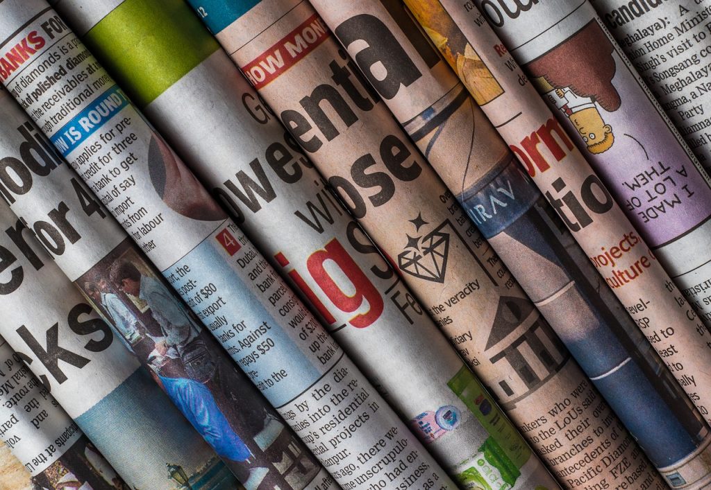 Pila de periódicos (español) / Pilha de jornais (português) / Pile of newspapers (English)