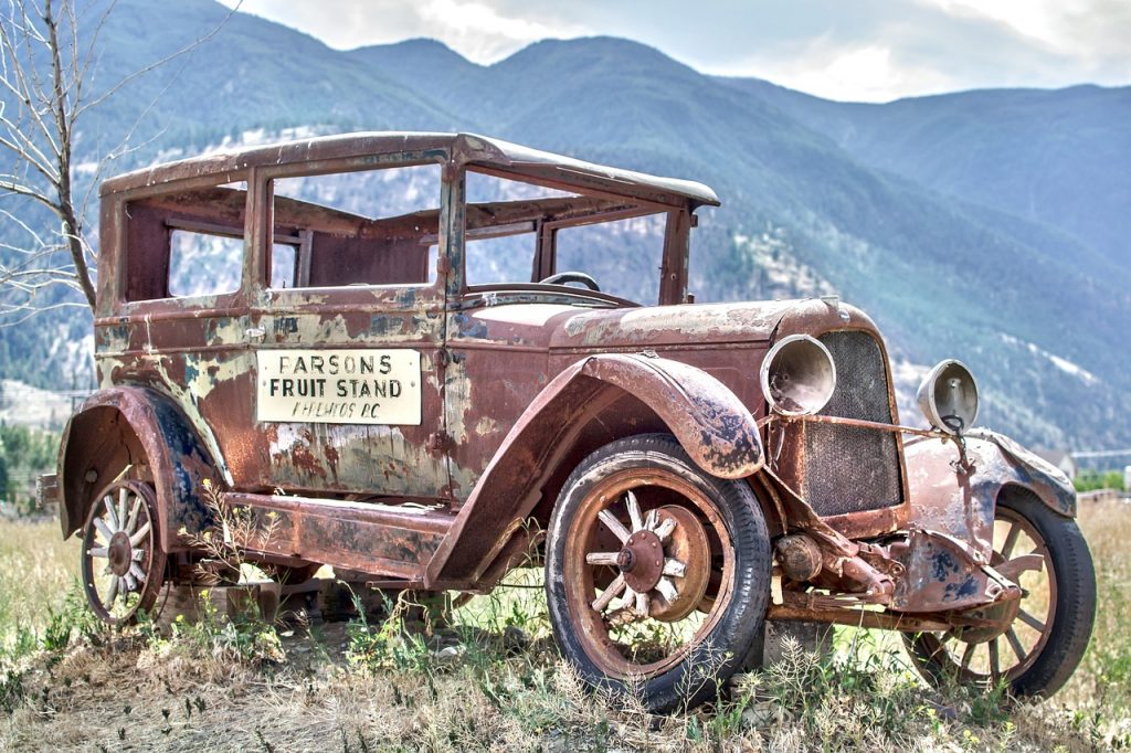 Foto de un automóvil viejo y oxidado de posiblemente la mitad del siglo XX (español) / Foto de um carro velho e enferrujado possivelmente de meados do século XX (Português)  / Photo of an old and rusty car from possibly the middle of the 20th century (English)