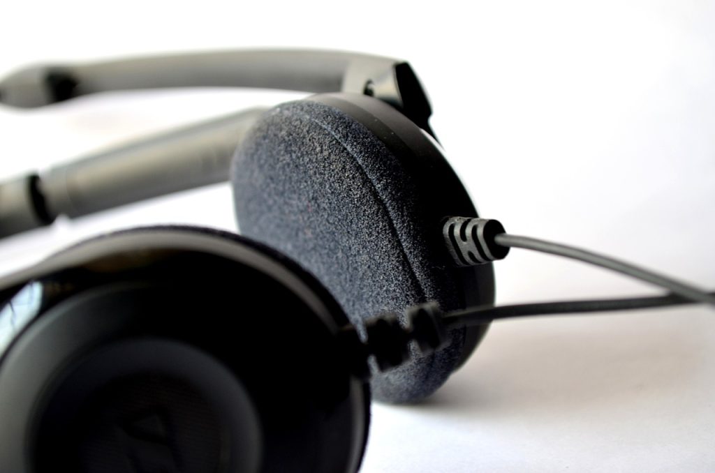 Imagen ilustrativa de unos audífonos de diadema (Español) / Imagem ilustrativa de headband headphone (Português) / Illustrative image of headband headphones (English)