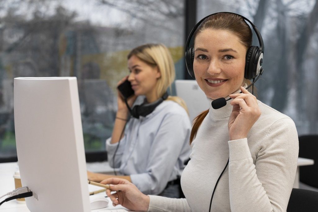 Fotografía de dos operadoras telefónicas trabajando. Imagen de Tele Solutions Call Central en Pixabay. (Español) / Fotografia de duas operadoras de telefonia trabalhando. Imagem da Tele Solutions Call Central no Pixabay. (Português) / Photograph of two female call center operators working. Image by Tele Solutions Call Central on Pixabay. (English)