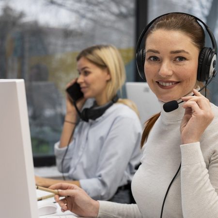 Fotografía de dos operadoras telefónicas trabajando. Imagen de Tele Solutions Call Central en Pixabay. (Español) / Fotografia de duas operadoras de telefonia trabalhando. Imagem da Tele Solutions Call Central no Pixabay. (Português) / Photograph of two female call center operators working. Image by Tele Solutions Call Central on Pixabay. (English)