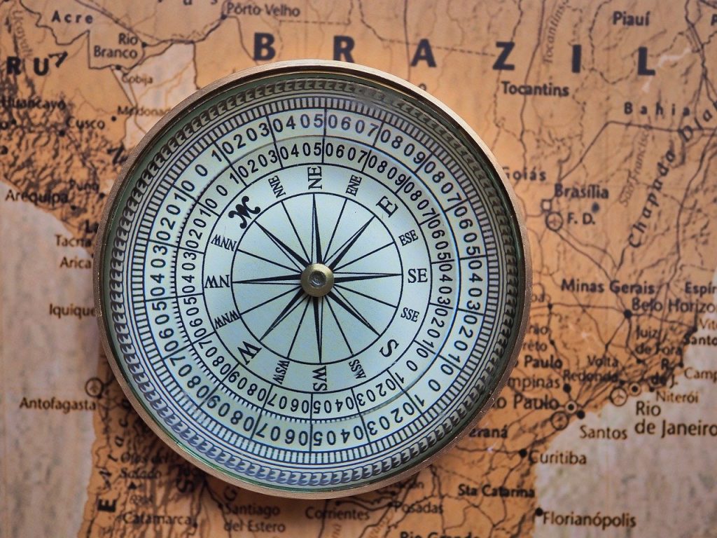 Fotografía de una brújula sobre un mapa. Imagen de beasternchen en Pixabay. (Español) / Fotografia de uma bússola em um mapa. Imagem de beasternchen no Pixabay. (Português) / Photograph of a compass on a map. Image by beasternchen on Pixabay. (English)