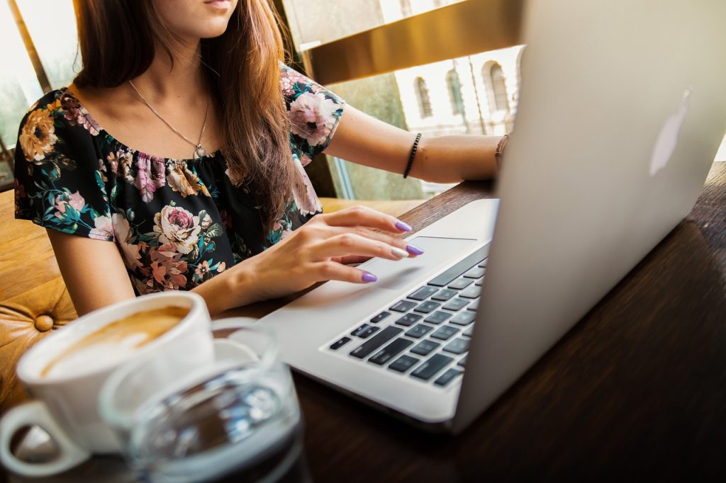 Fotografía de una mujer trabajando frente a su laptop con un café a un costado. Imagen de Pexels en Pixabay. (Español) / Fotografia de uma mulher trabalhando em frente ao laptop com um café ao lado. Imagem do Pexels no Pixabay. (Português) / Photograph of a woman working in front of her laptop with a coffee on the side. Image from Pexels on Pixabay. (English)