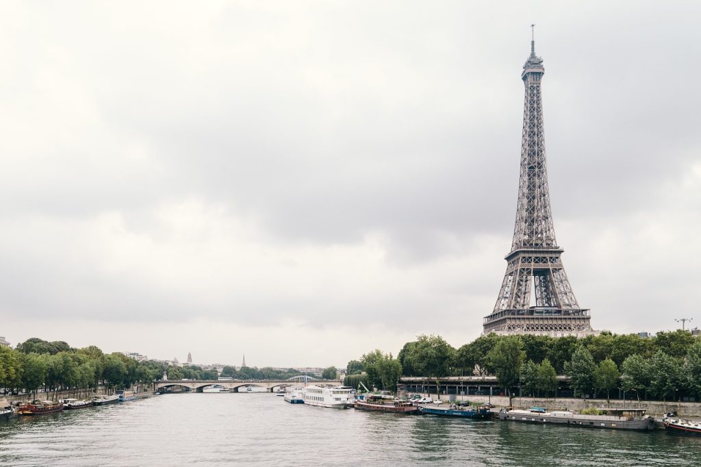 Fotografía del río Sena en su paso por París. Imagen de Pexels en Pixabay. (Español) / Fotografia do rio Sena passando por Paris. Imagem do Pexels no Pixabay. (Português) / Photograph of the Seine River as it passes through Paris. Image by Pexels on Pixabay. (English)