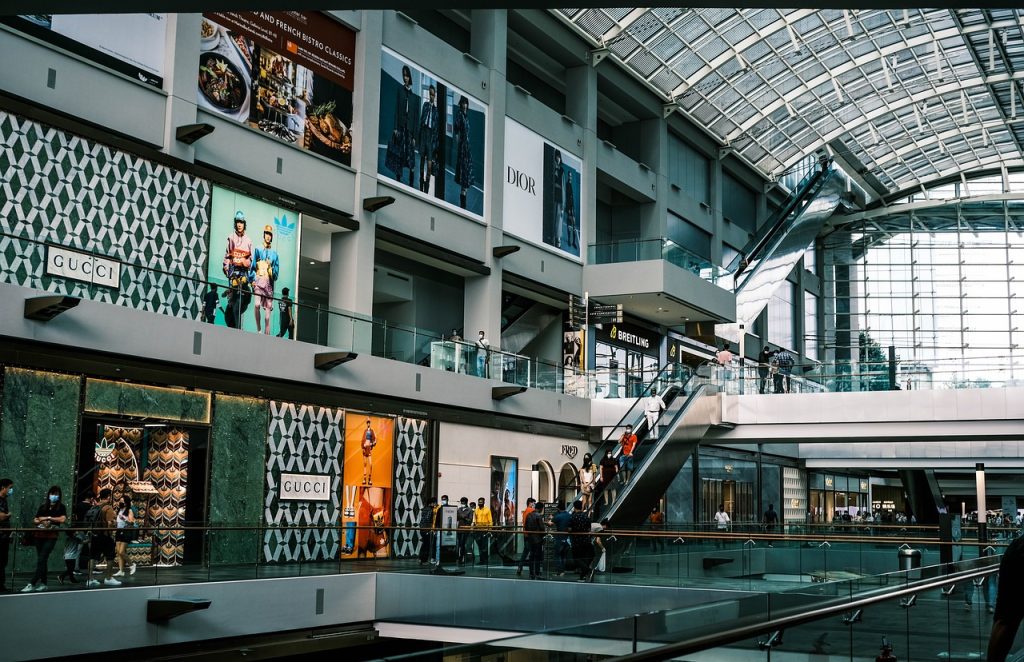 Fotografía del interior de un centro comercial. Imagen de Nguyên Trần en Pixabay. (Español) / Fotografia do interior de um shopping center. Imagem de Nguyên Trần no Pixabay. (Português) / Photograph of the interior of a shopping mall. Image by Nguyên Trần on Pixabay. (English)