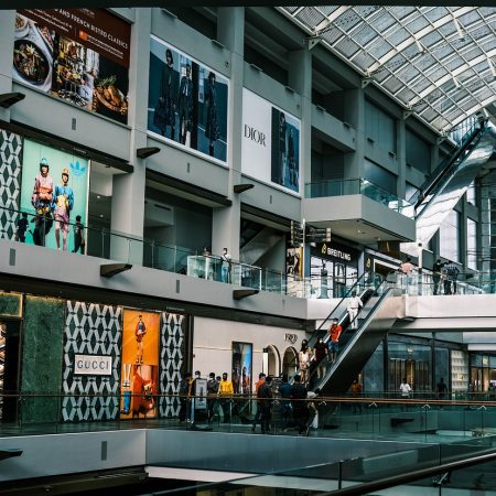 Fotografía del interior de un centro comercial. Imagen de Nguyên Trần en Pixabay. (Español) / Fotografia do interior de um shopping center. Imagem de Nguyên Trần no Pixabay. (Português) / Photograph of the interior of a shopping mall. Image by Nguyên Trần on Pixabay. (English)