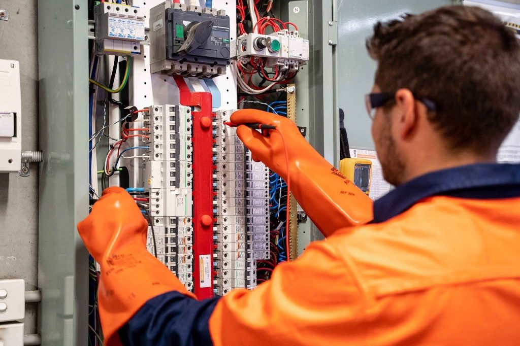 Fotografía de un ingeniero eléctrico trabajando en una fábrica. Imagen de u_grgkqf0ydg en Pixabay. (Español) / Fotografia de um engenheiro elétrico trabalhando em uma fábrica. Imagem de u_grgkqf0ydg no Pixabay. (Portiguês) / Photo of an electrical engineer working in a factory. Image by u_grgkqf0ydg on Pixabay. (English)