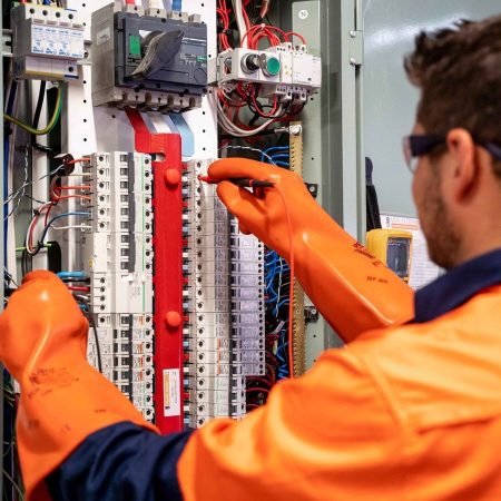 Fotografía de un ingeniero eléctrico trabajando en una fábrica. Imagen de u_grgkqf0ydg en Pixabay. (Español) / Fotografia de um engenheiro elétrico trabalhando em uma fábrica. Imagem de u_grgkqf0ydg no Pixabay. (Portiguês) / Photo of an electrical engineer working in a factory. Image by u_grgkqf0ydg on Pixabay. (English)