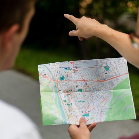 Fotografía de dos personas consultando un mapa. Imagen de Astrid Schaffner en Pixabay. (Español) / Fotografia de duas pessoas consultando um mapa. Imagem de Astrid Schaffner no Pixabay. (Português) / Photograph of two people looking at a map. Image by Astrid Schaffner on Pixabay. (English)