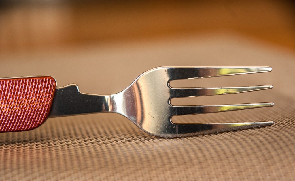 Fotografía del detalle de un tenedor. Imagen de jacqueline macou en Pixabay. (Español) / Fotografia do detalhe de um garfo. Imagem de Jacqueline Macou no Pixabay. (Português) / Photograph of a fork detail. Image by jacqueline macou on Pixabay. (English)