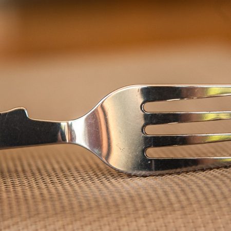 Fotografía del detalle de un tenedor. Imagen de jacqueline macou en Pixabay. (Español) / Fotografia do detalhe de um garfo. Imagem de Jacqueline Macou no Pixabay. (Português) / Photograph of a fork detail. Image by jacqueline macou on Pixabay. (English)