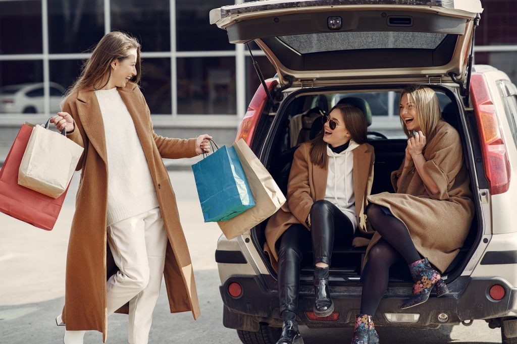 Fotografía de tres mujeres compradoras felices. Imagen de u_l8gwxdiauf en Pixabay. (Español) / Fotografia de três compradores felizes. Imagem de u_l8gwxdiauf no Pixabay. (Português) / Photo of three happy female shoppers. Image by u_l8gwxdiauf on Pixabay. (English)