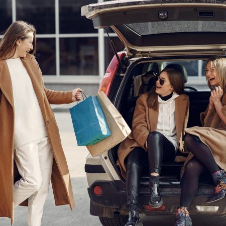 Fotografía de tres mujeres compradoras felices. Imagen de u_l8gwxdiauf en Pixabay. (Español) / Fotografia de três compradores felizes. Imagem de u_l8gwxdiauf no Pixabay. (Português) / Photo of three happy female shoppers. Image by u_l8gwxdiauf on Pixabay. (English)