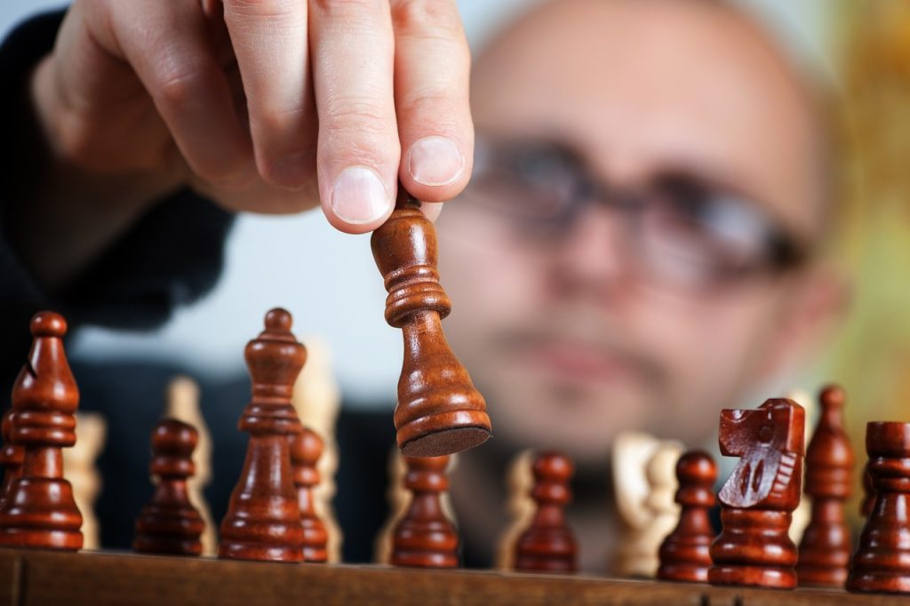 Fotografía de una persona jugando ajedrez. Imagen de Michal Jarmoluk en Pixabay. (Español) / Fotografia de uma pessoa jogando xadrez. Imagem de Michal Jarmoluk no Pixabay. (Português) / Photograph of a person playing chess. Image by Michal Jarmoluk on Pixabay. (English)