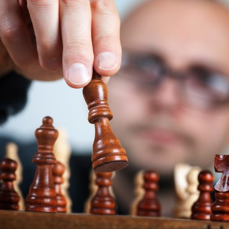 Fotografía de una persona jugando ajedrez. Imagen de Michal Jarmoluk en Pixabay. (Español) / Fotografia de uma pessoa jogando xadrez. Imagem de Michal Jarmoluk no Pixabay. (Português) / Photograph of a person playing chess. Image by Michal Jarmoluk on Pixabay. (English)