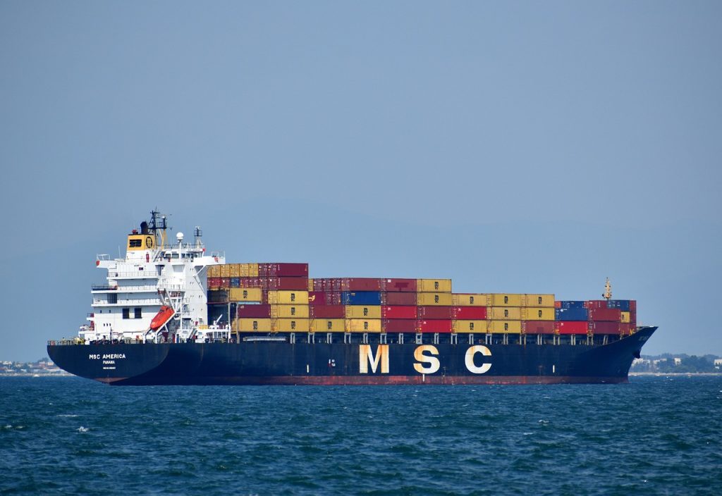 Fotografía de un barco carguero en alta mar. Imagen de Thanasis Papazacharias en Pixabay. (Español) / Fotografia de um navio cargueiro em alto mar. Imagem de Thanasis Papazacharias no Pixabay. (Português) / Photograph of a cargo ship at sea. Image by Thanasis Papazacharias on Pixabay. (English)