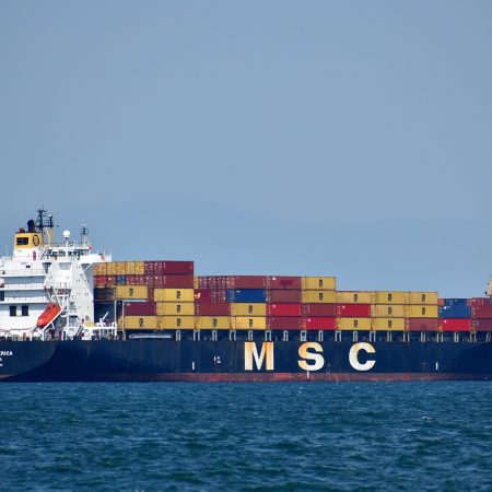 Fotografía de un barco carguero en alta mar. Imagen de Thanasis Papazacharias en Pixabay. (Español) / Fotografia de um navio cargueiro em alto mar. Imagem de Thanasis Papazacharias no Pixabay. (Português) / Photograph of a cargo ship at sea. Image by Thanasis Papazacharias on Pixabay. (English)